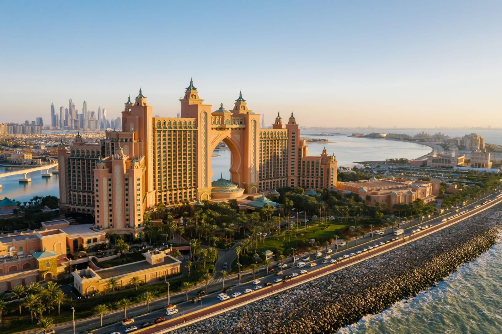 Atlantis The Palm и полумесяц Пальмы Джумейра на закате