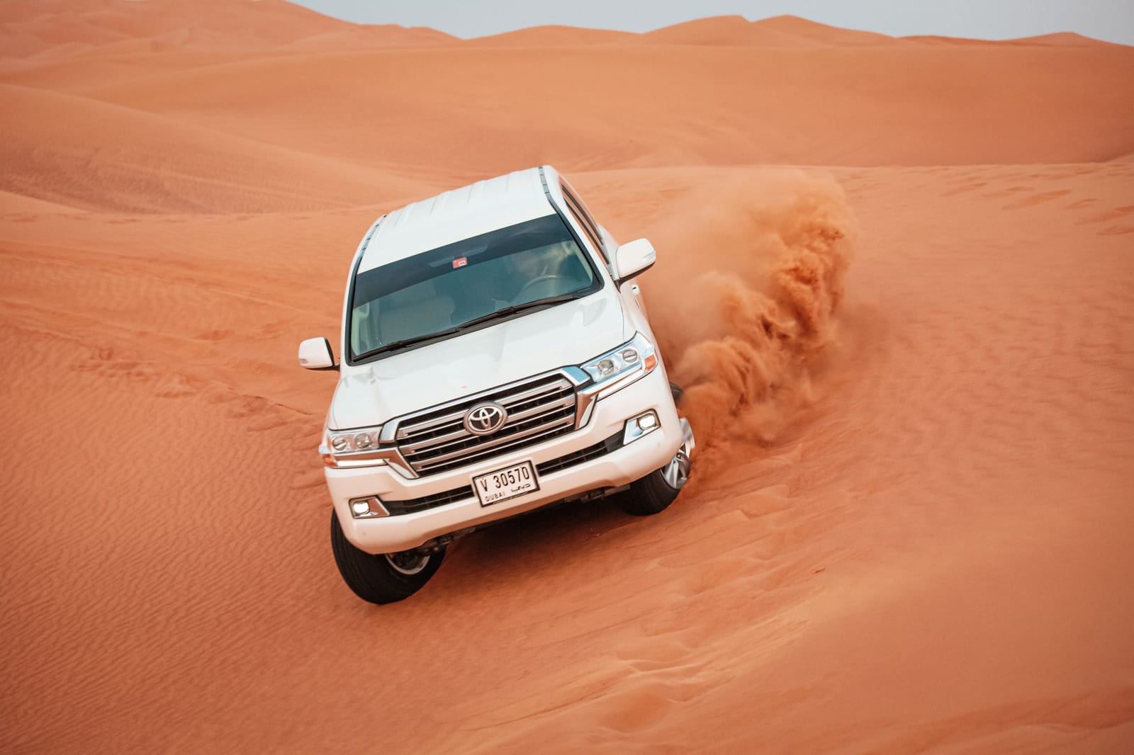 Land Cruiser на джип-сафари по красному песку пустыни Лахбаб под Дубаем