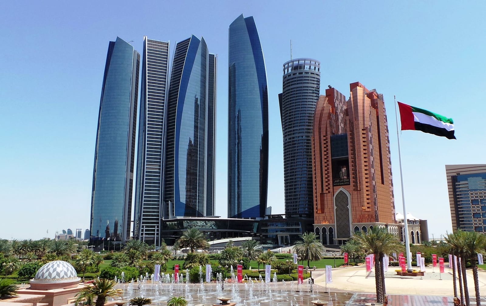 La Corniche y las Etihad Towers