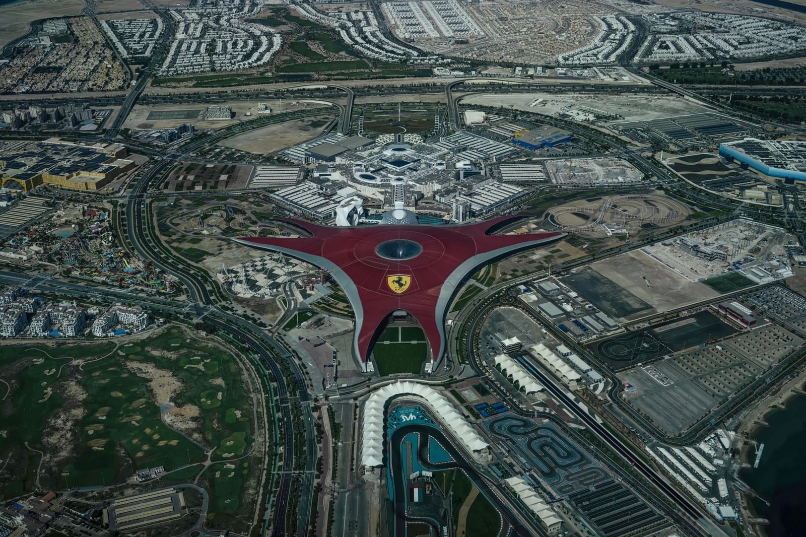 Красная крыша Ferrari World на острове Яс с воздуха — фотостоп, которого дети ждут весь день