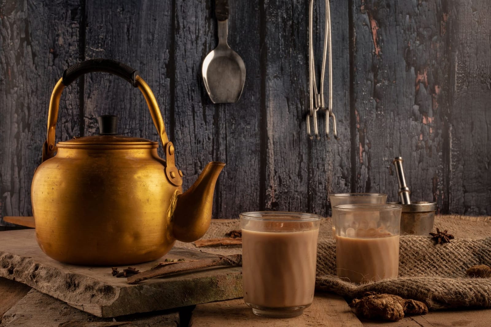 Karak-Tee mit Samosa