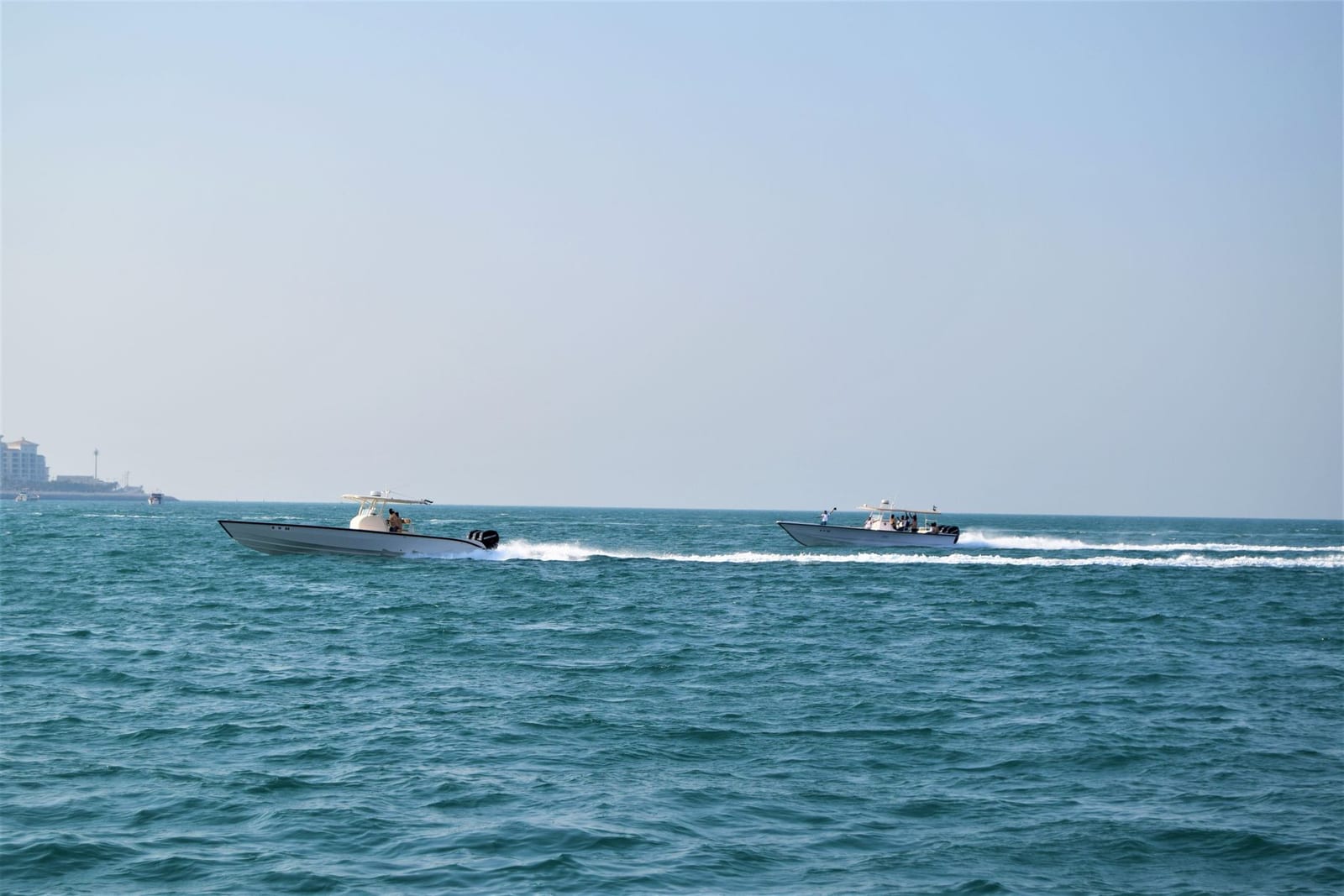 Две спортивные лодки в открытом море у берегов Дубая