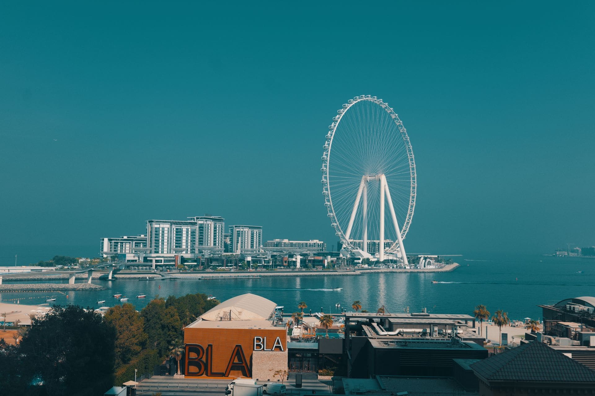 Чартерная яхта проходит мимо Ain Dubai и острова Bluewaters у Дубай Марины