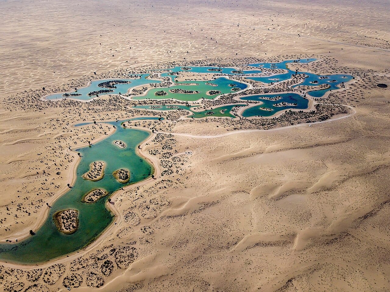 Die Wüste liegt in Richtung Al Qudra