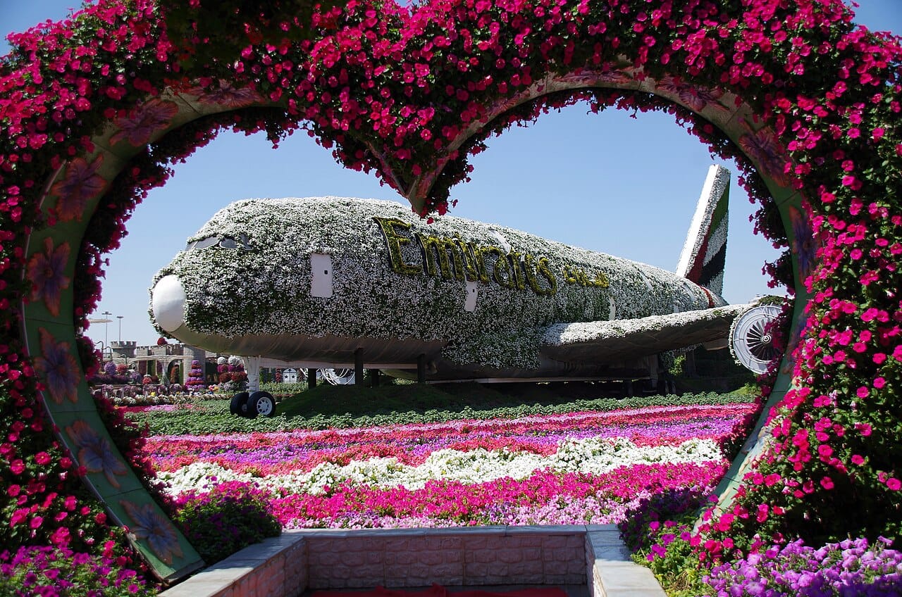 Emirates A380, покрытый цветами, в Dubai Miracle Garden, в обрамлении арки-сердца из розовых петуний