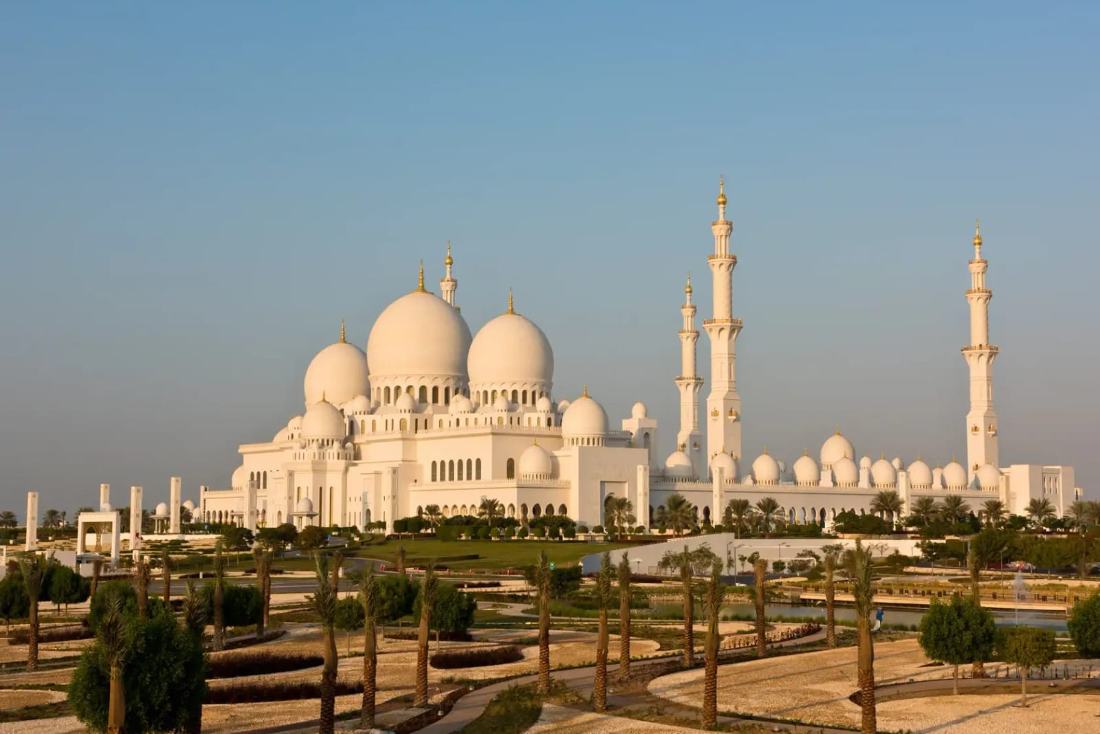 Scheich-Zayid-Moschee in Abu Dhabi, der Hauptstopp der Stadttour ab Dubai
