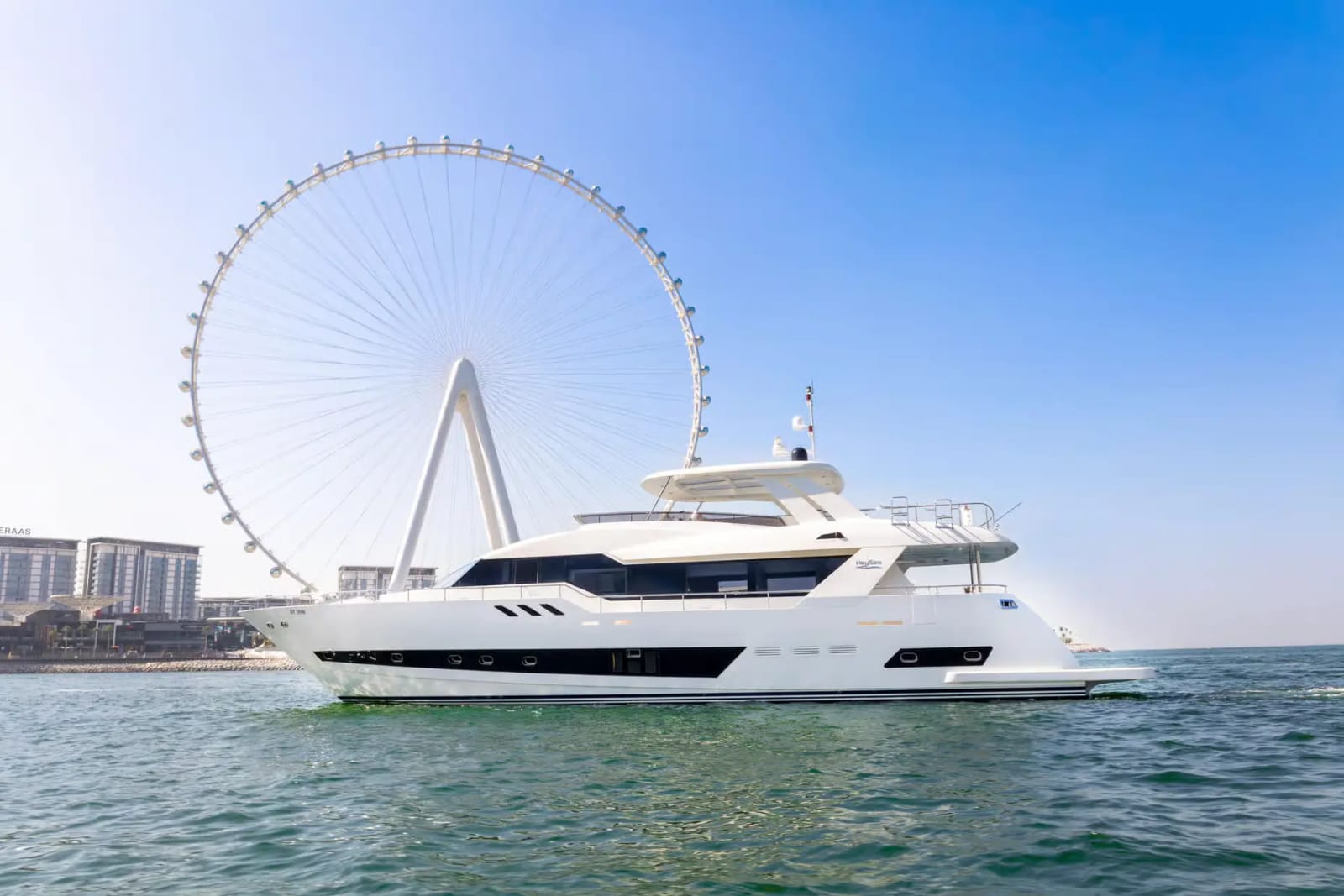 Luxusyacht vor Ain Dubai bei der gemeinsamen Fahrt durch die Dubai Marina