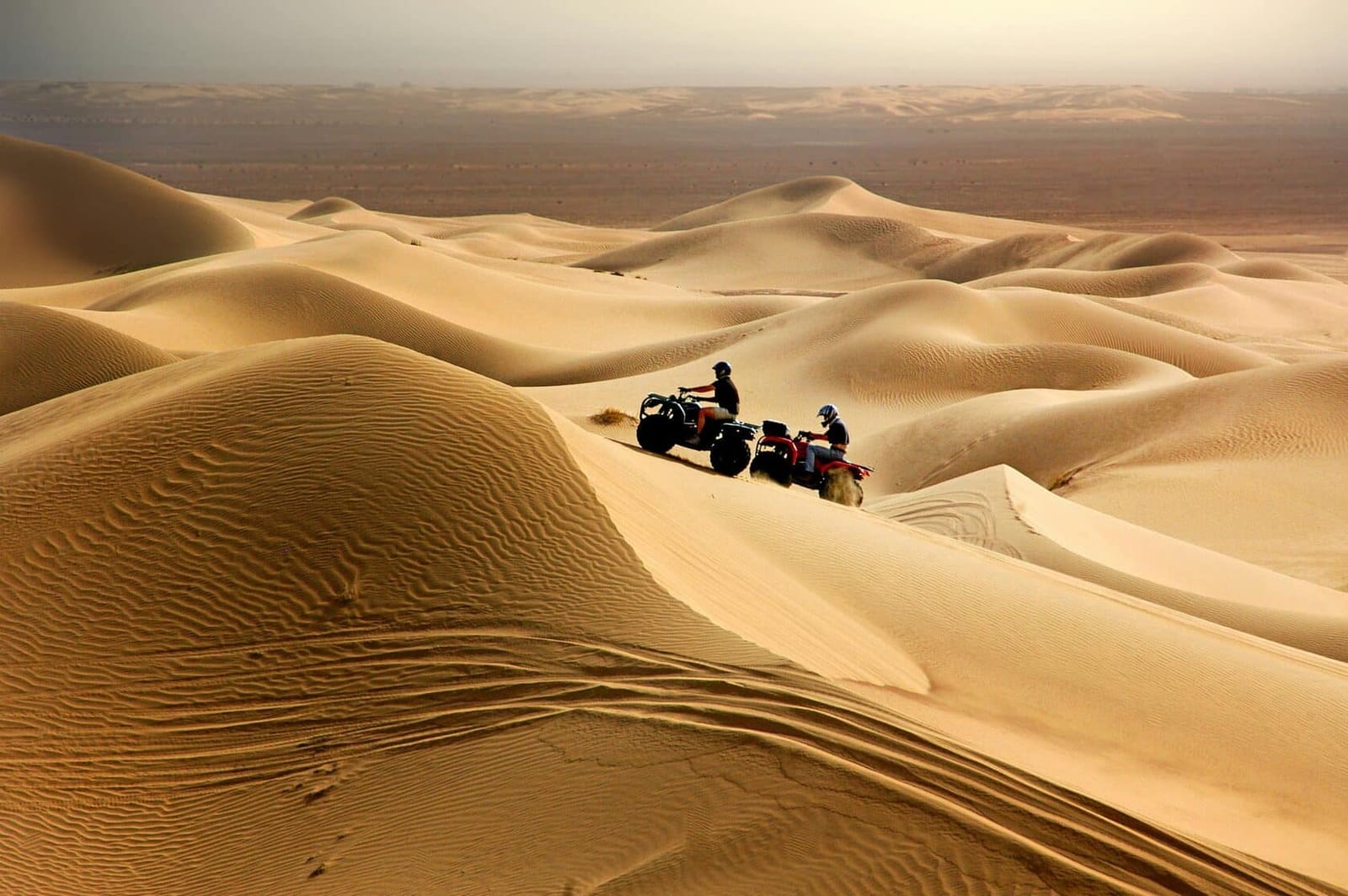 4x4-Safarifahrzeuge durchqueren die roten Dünen der Lahbab-Wüste bei Dubai