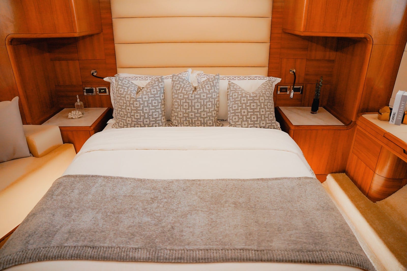 Icon, 110 ft Superyacht in Dubai — Gästekabine