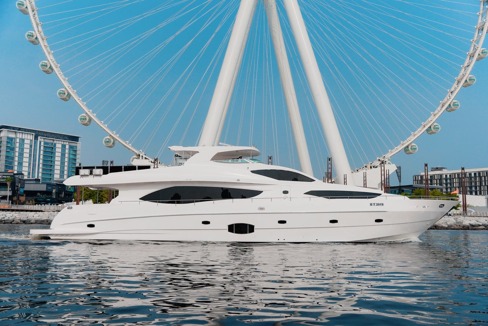Icon, 110 ft Superyacht in Dubai — auf dem Wasser