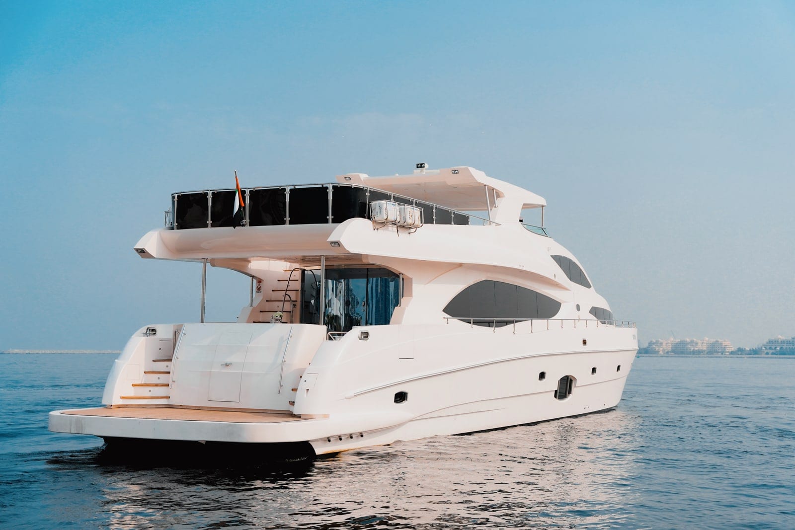 Icon, 110 ft Superyacht in Dubai — Badeplattform