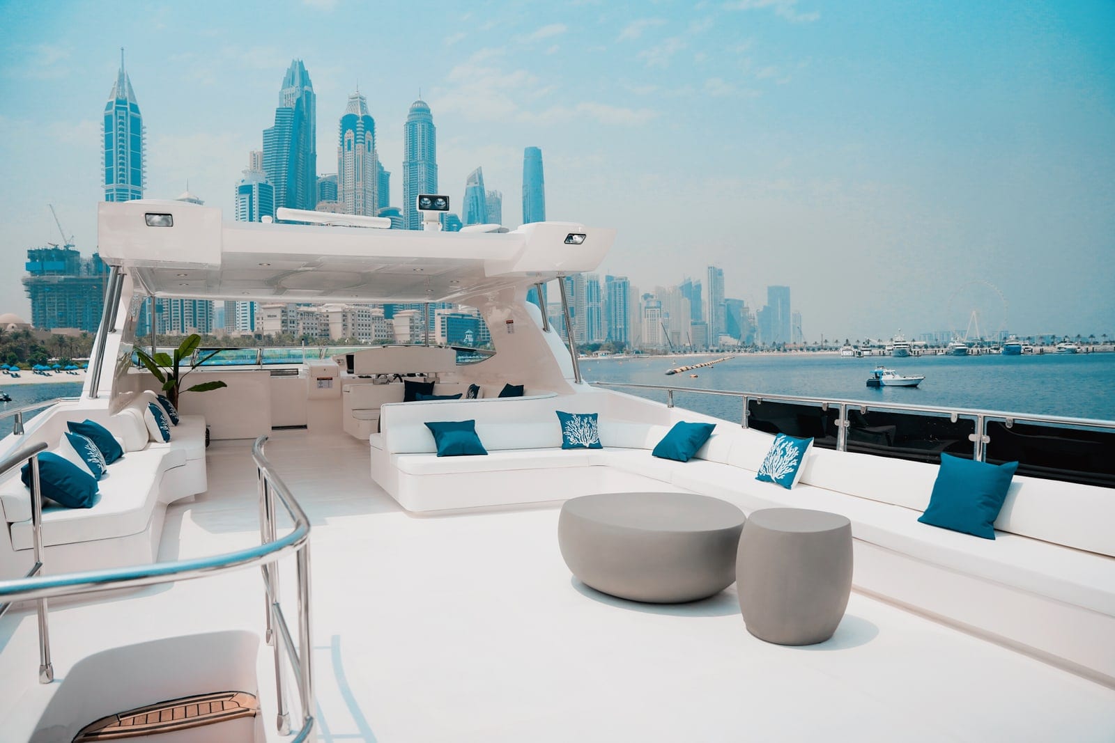 Icon, 110 ft Superyacht in Dubai — Skyline-Blick vom Deck