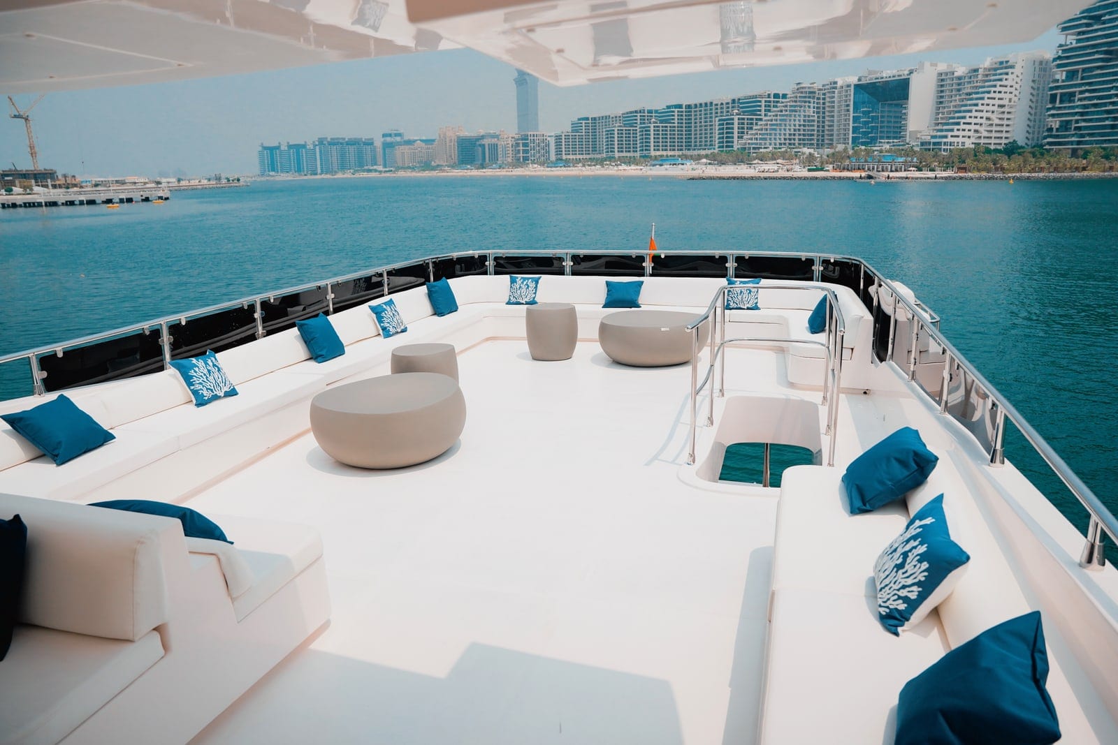 Icon, 110 ft Superyacht in Dubai — Sonnendeck
