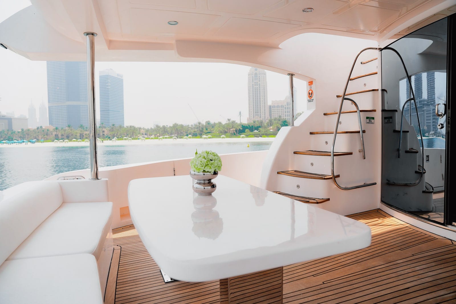 Icon, 110 ft Superyacht in Dubai — Achterdeck