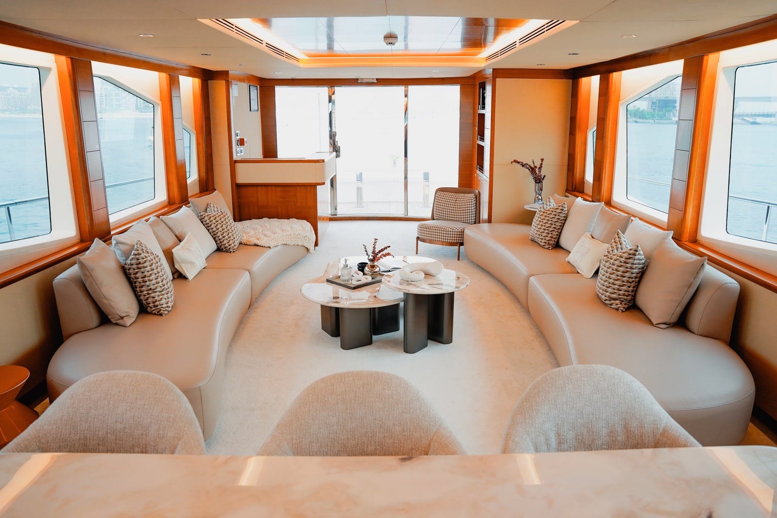 Icon, 110 ft Superyacht in Dubai — Hauptsalon