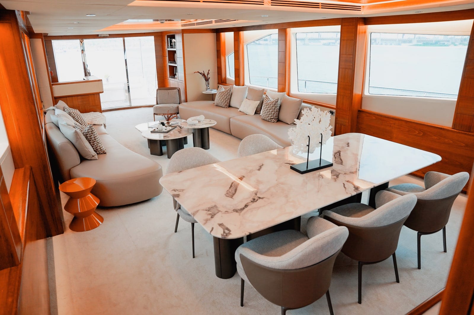 Icon, 110 ft Superyacht in Dubai — Essbereich