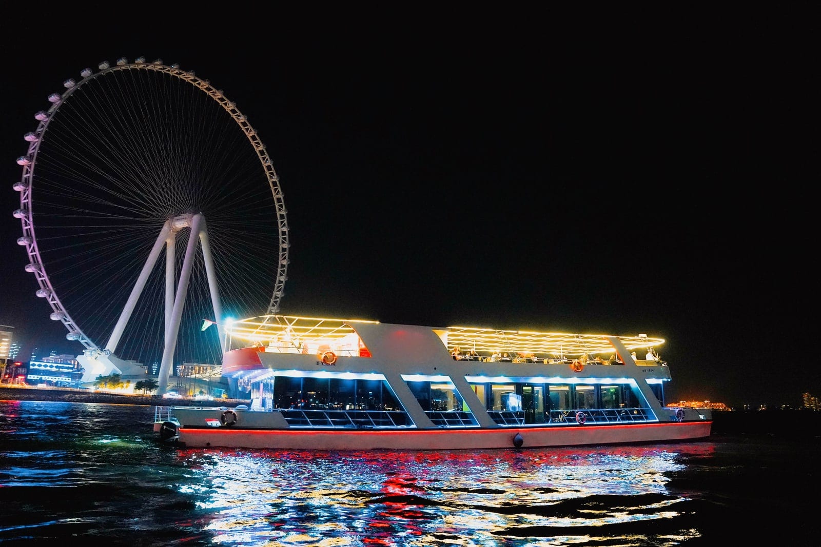 X15, 125 ft Eventyacht in Dubai — Abendbeleuchtung
