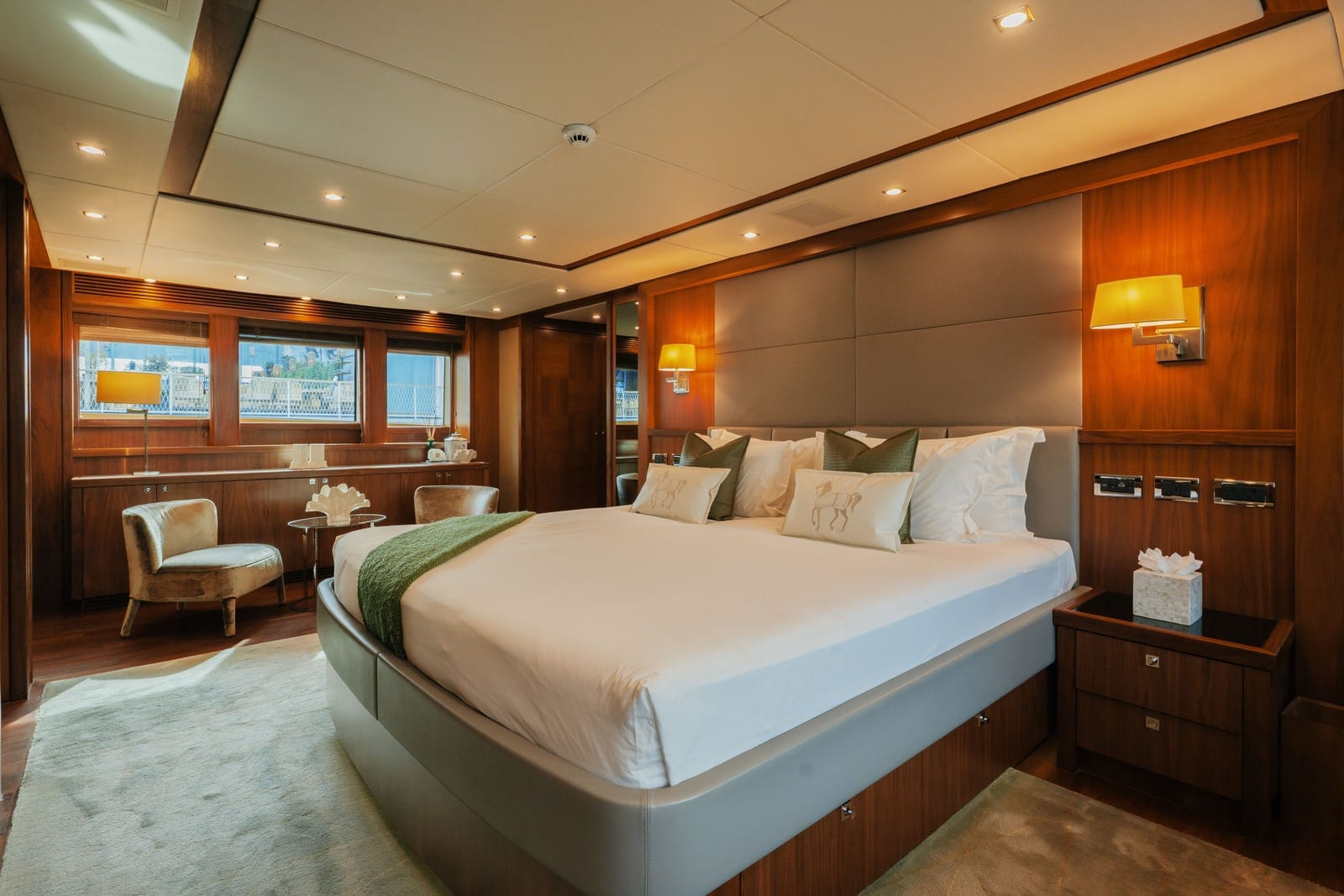 Encore, 131 ft Superyacht in Dubai — Eignerkabine