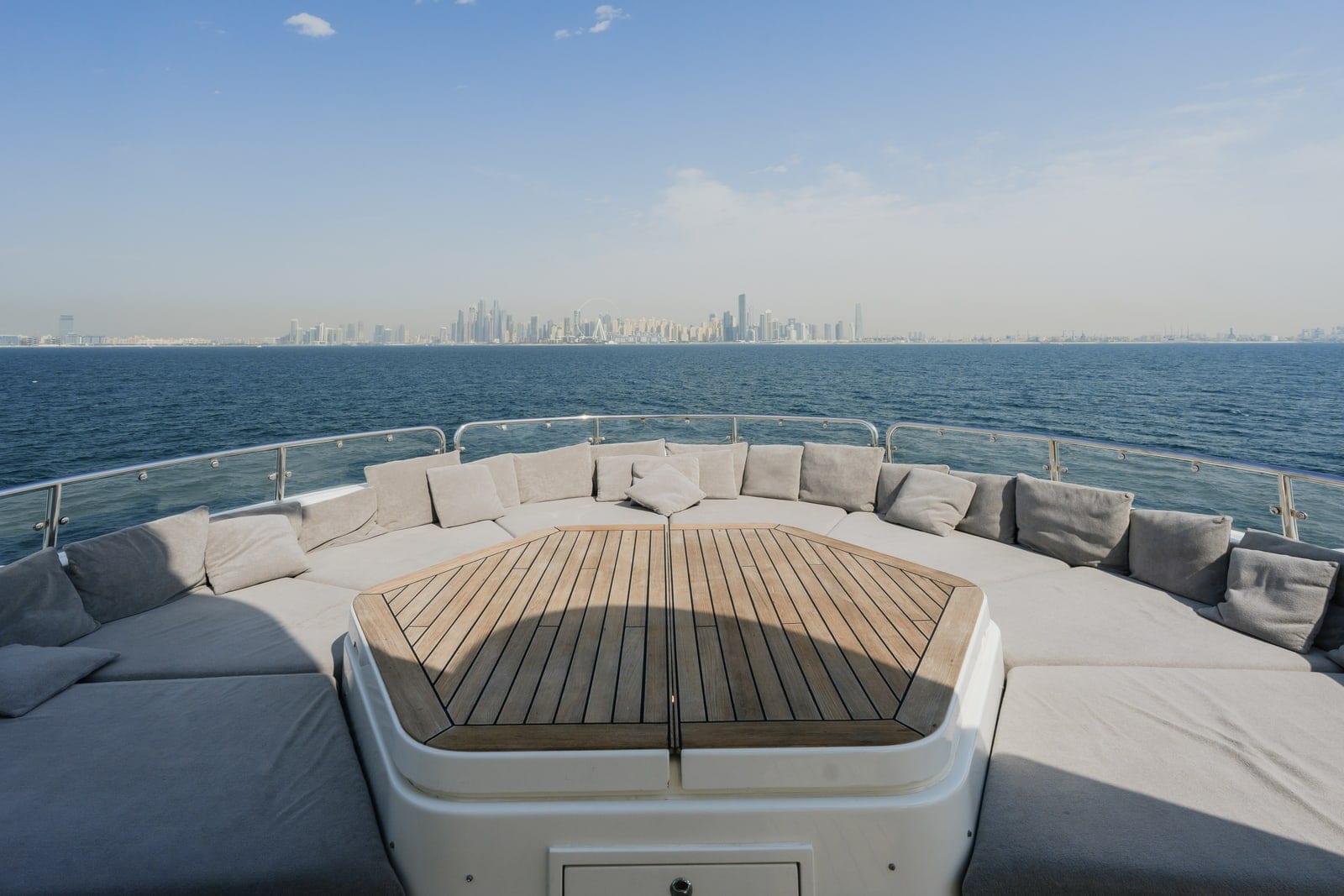 Encore, 131 ft Superyacht in Dubai — Skyline-Blick vom Deck
