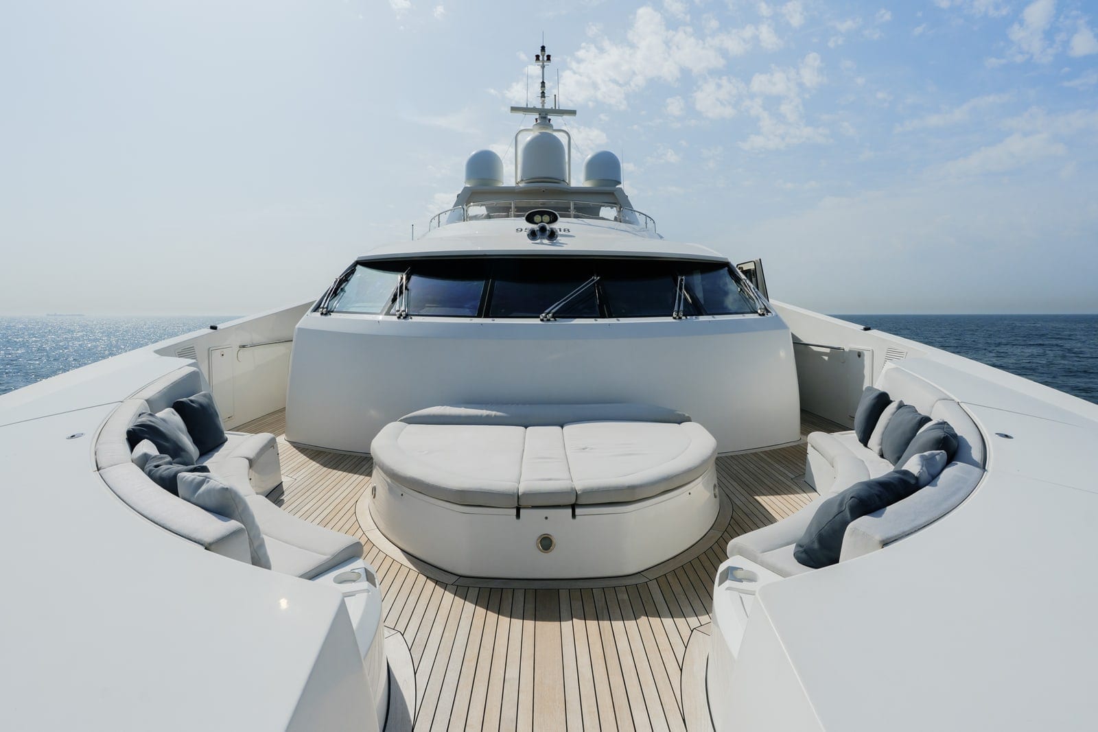 Encore, 131 ft Superyacht in Dubai — Lounge am Bug