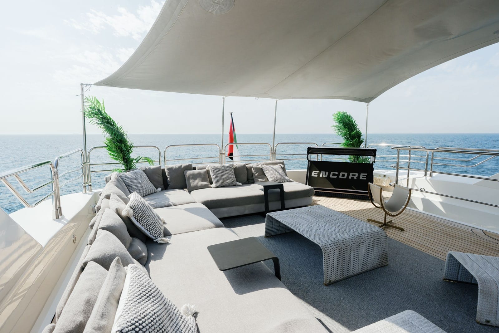 Encore, 131 ft Superyacht in Dubai — Sonnendeck