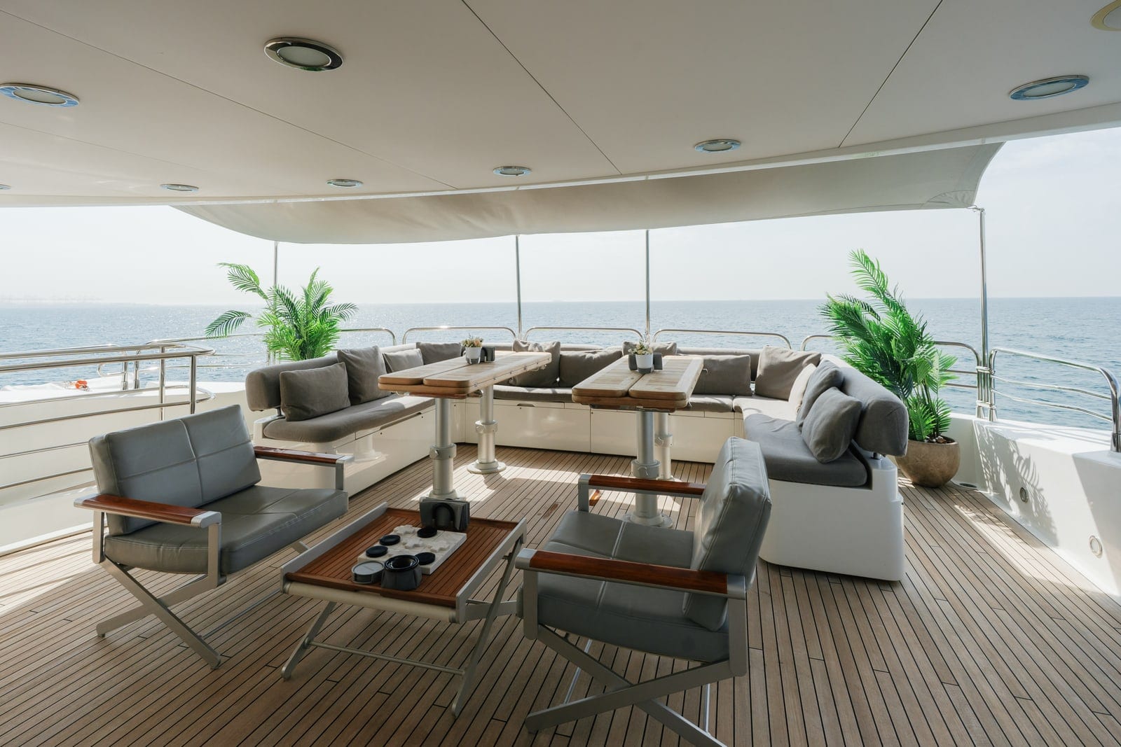 Encore, 131 ft Superyacht in Dubai — Lounge an Deck