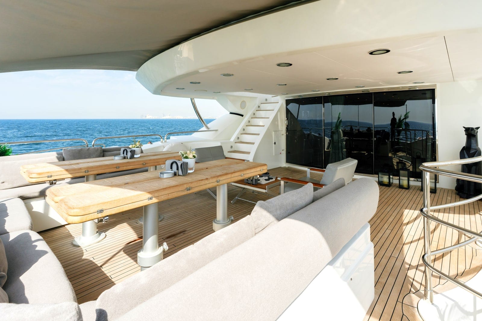 Encore, 131 ft Superyacht in Dubai — Achterdeck