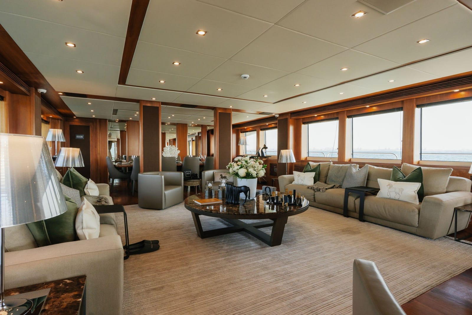 Encore, 131 ft Superyacht in Dubai — Hauptsalon