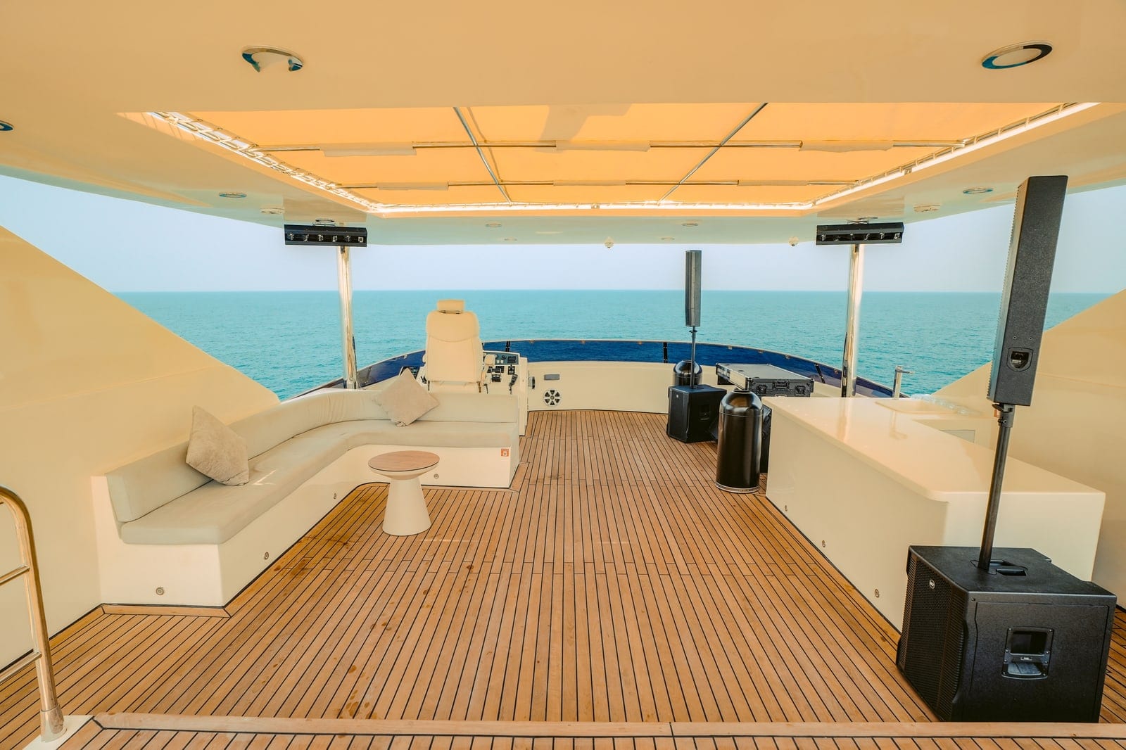 Stardom, superyate de 140 ft en Dubái — flybridge