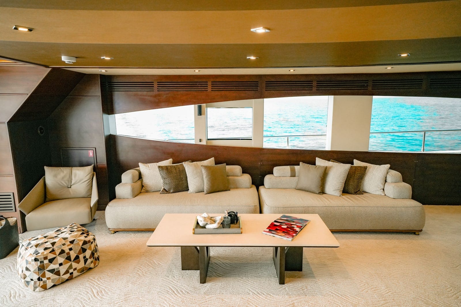 Stardom, superyate de 140 ft en Dubái — salón principal