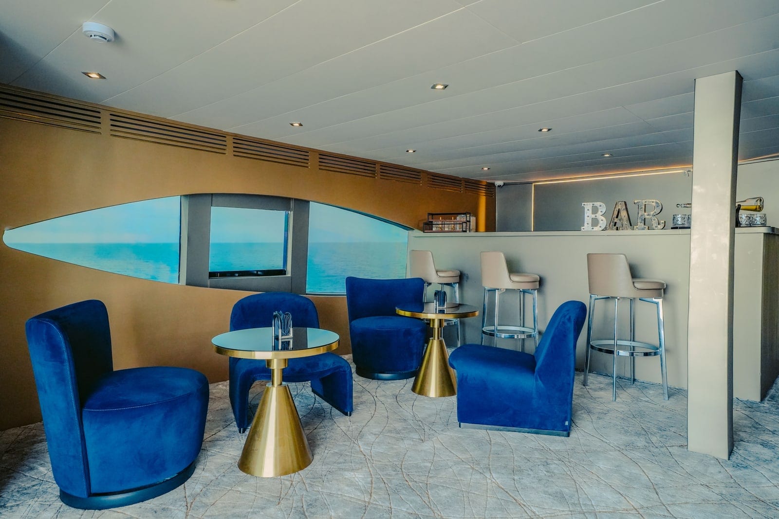 Stardom, superyate de 140 ft en Dubái — salón principal