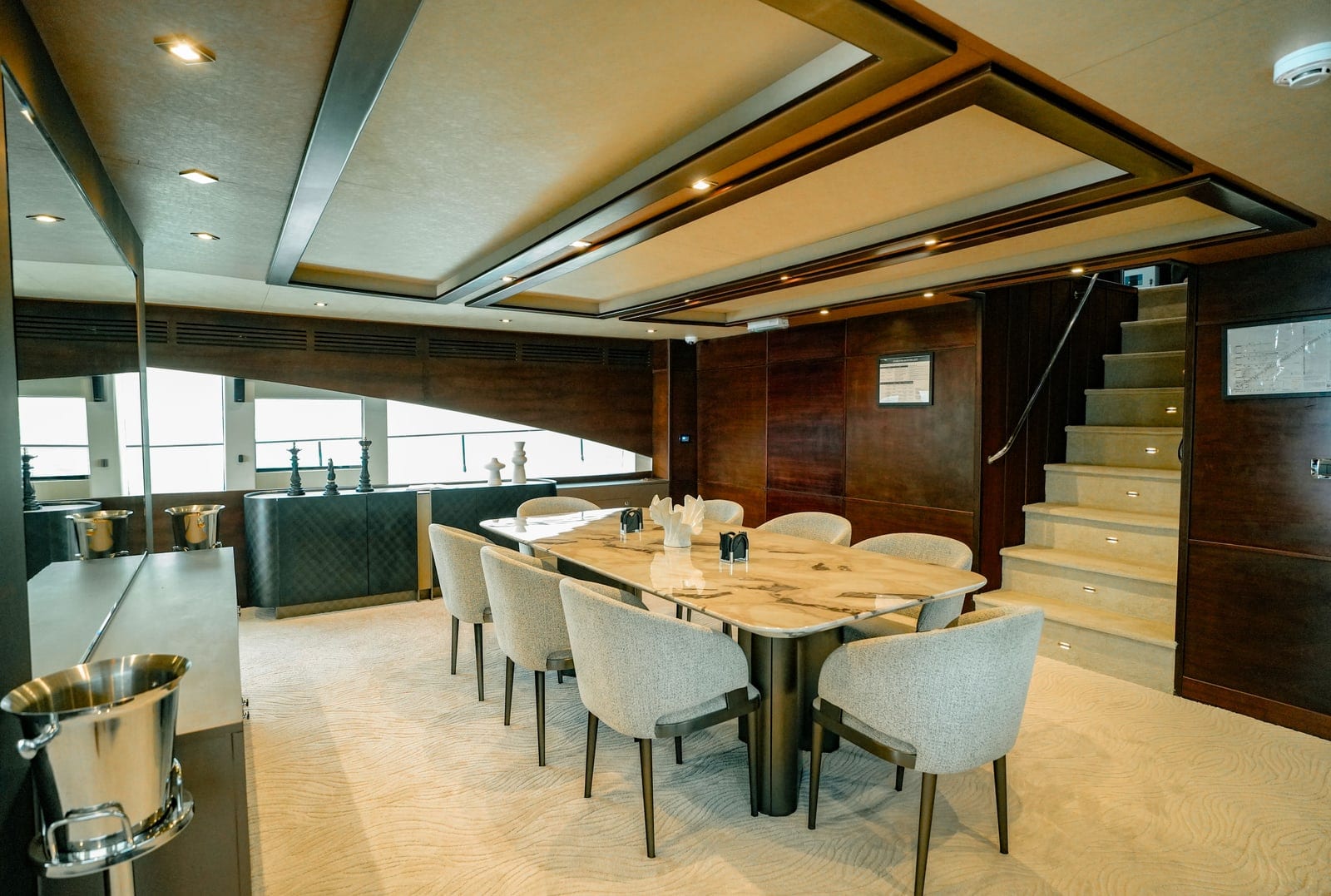 Stardom, superyate de 140 ft en Dubái — comedor