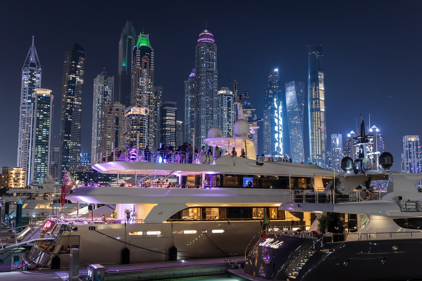 Behike, 150 ft Superyacht in Dubai — Abendbeleuchtung