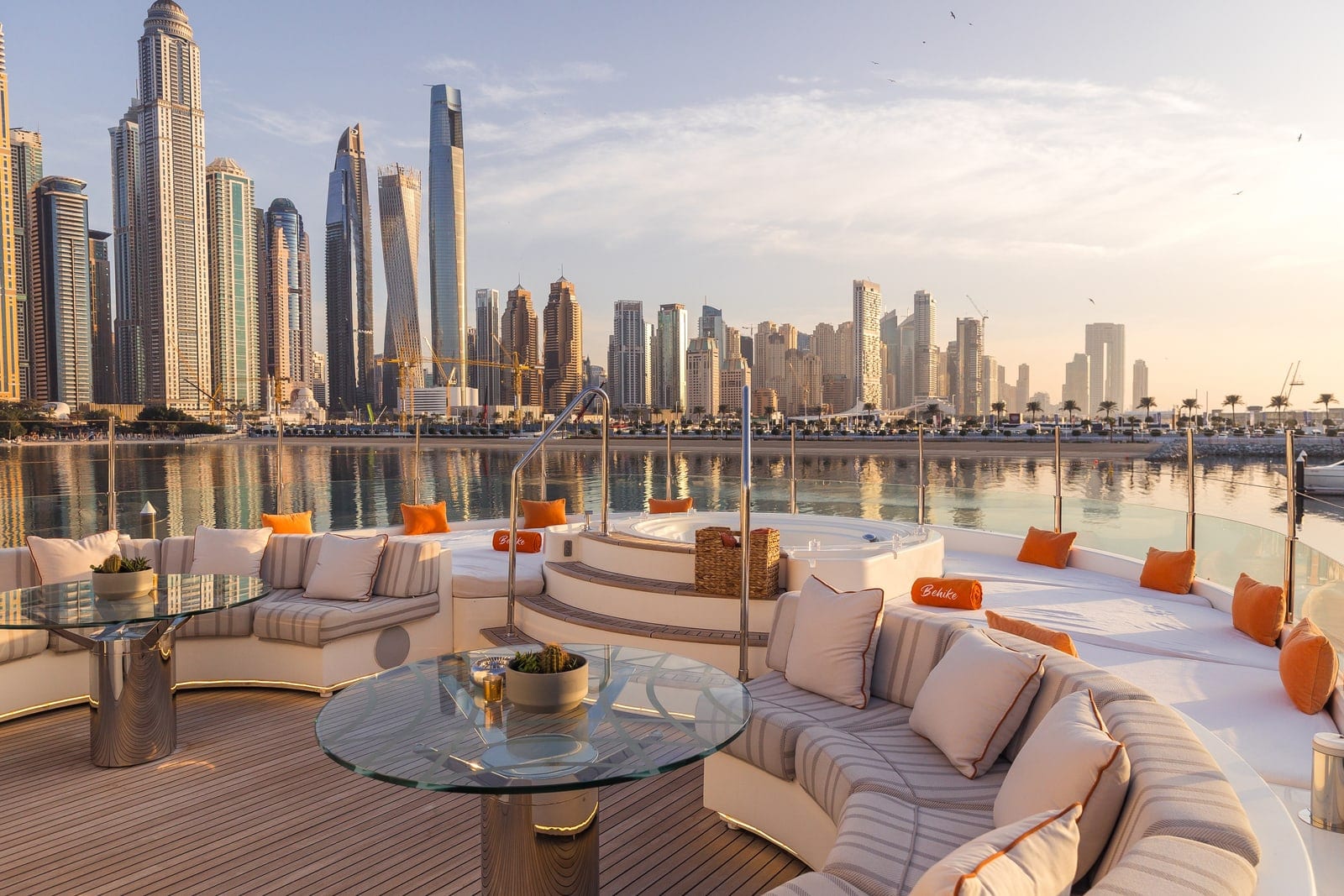 Behike, 150 ft Superyacht in Dubai — Skyline-Blick vom Deck