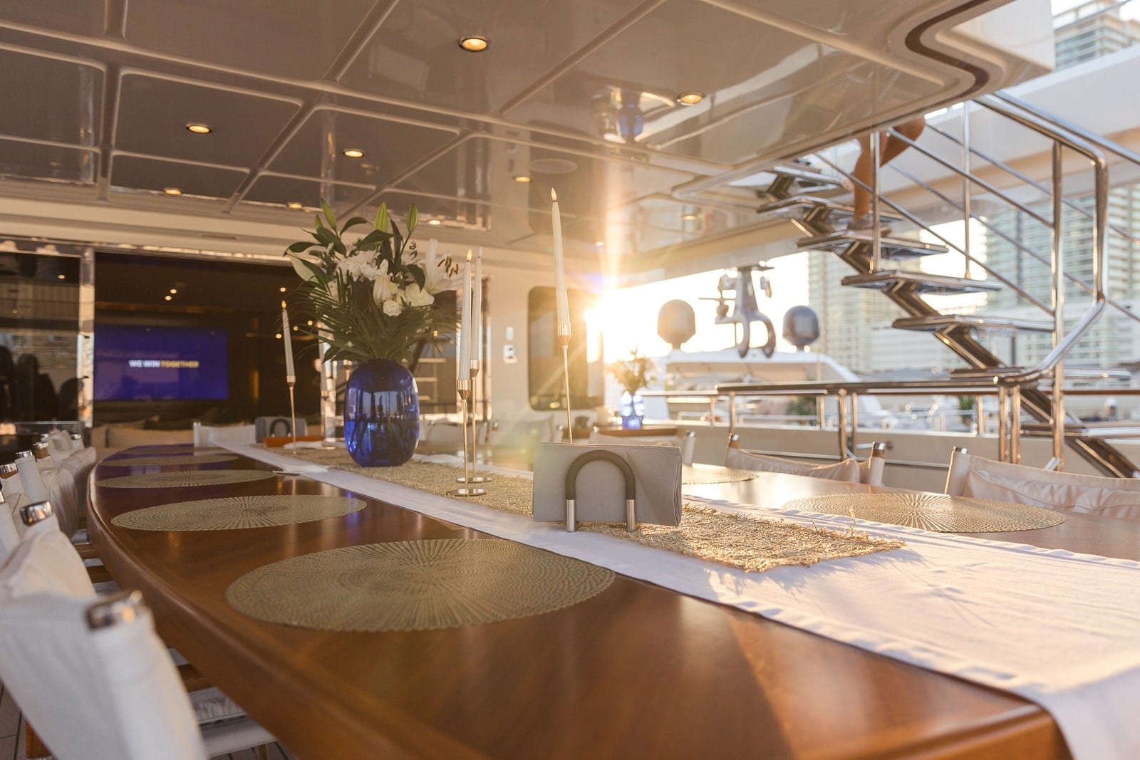 Behike, 150 ft Superyacht in Dubai — Essbereich
