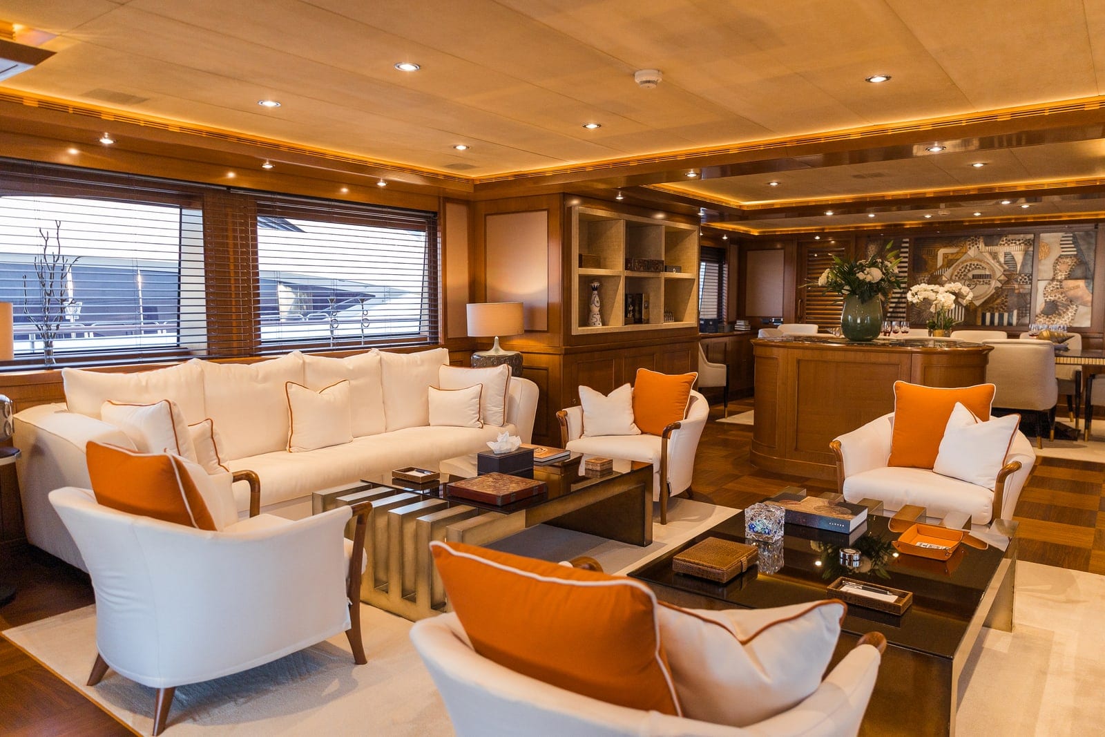 Behike, 150 ft Superyacht in Dubai — Hauptsalon