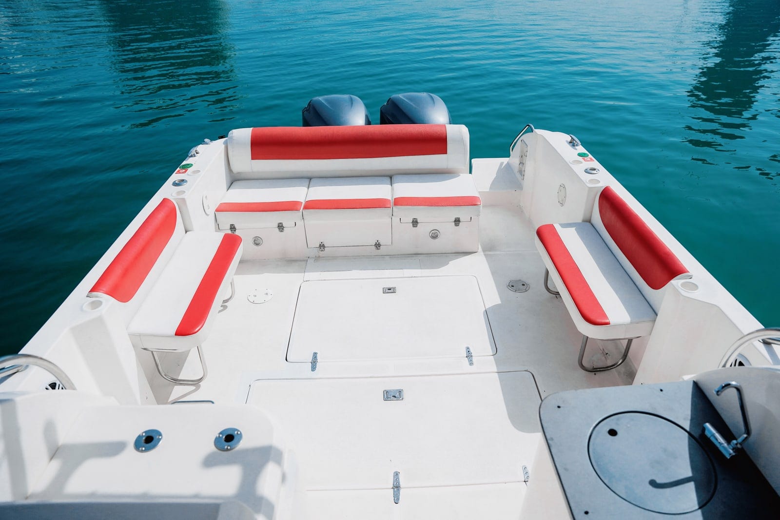 Uno, lancha deportiva de 35 ft en Dubái — cubierta de popa