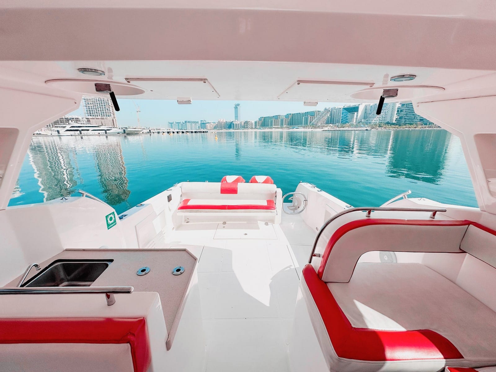 Uno, lancha deportiva de 35 ft en Dubái — bañera