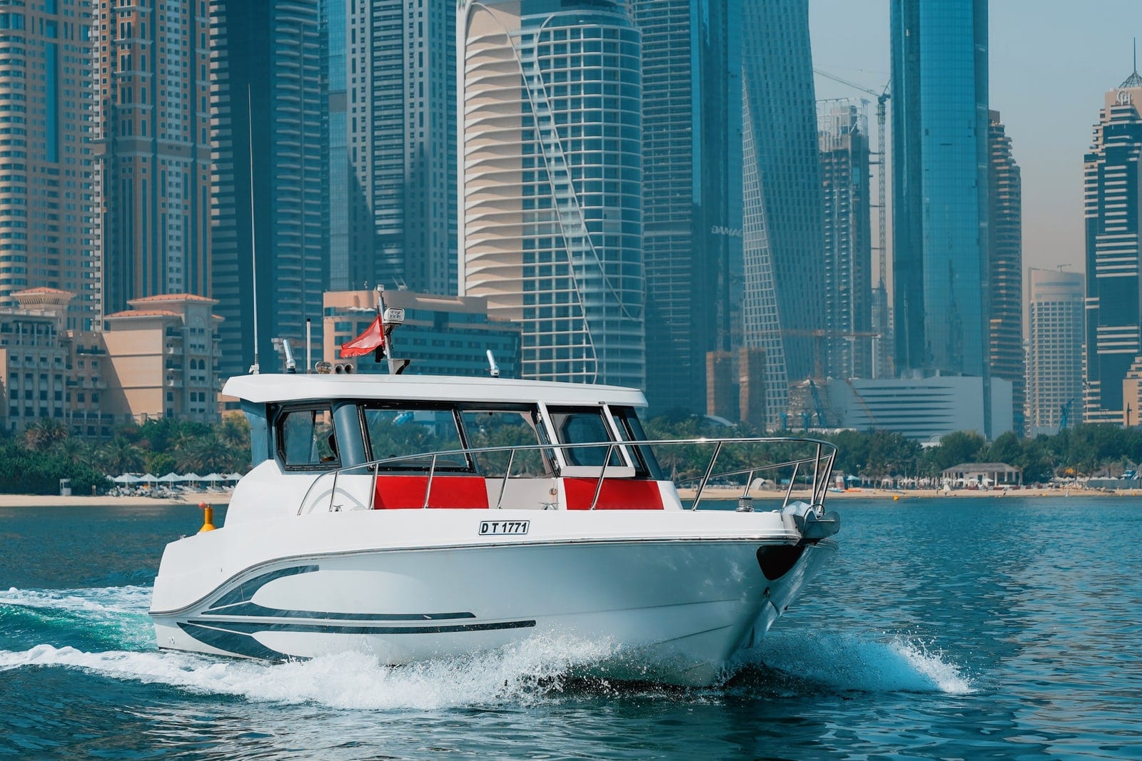 Dos, 40 ft Sportboot in Dubai — auf dem Wasser