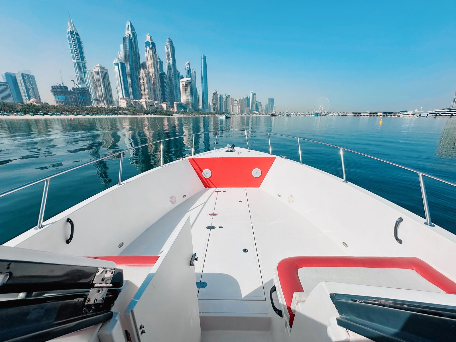 Dos, 40 ft Sportboot in Dubai — Skyline-Blick vom Deck