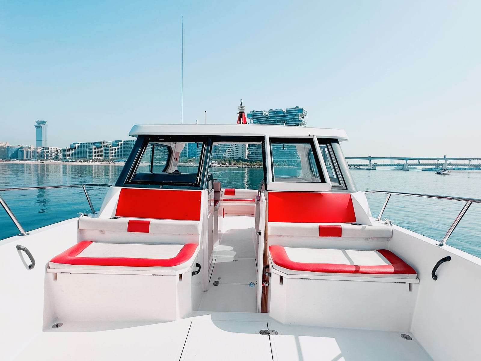 Dos, 40 ft Sportboot in Dubai — Lounge am Bug