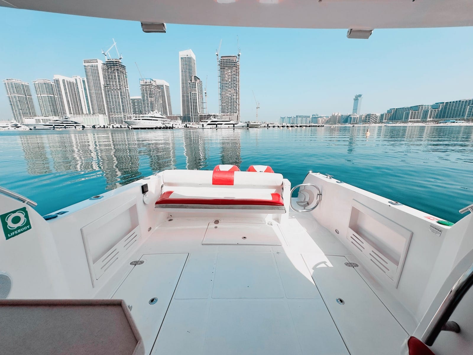 Dos, 40 ft Sportboot in Dubai — Achterdeck