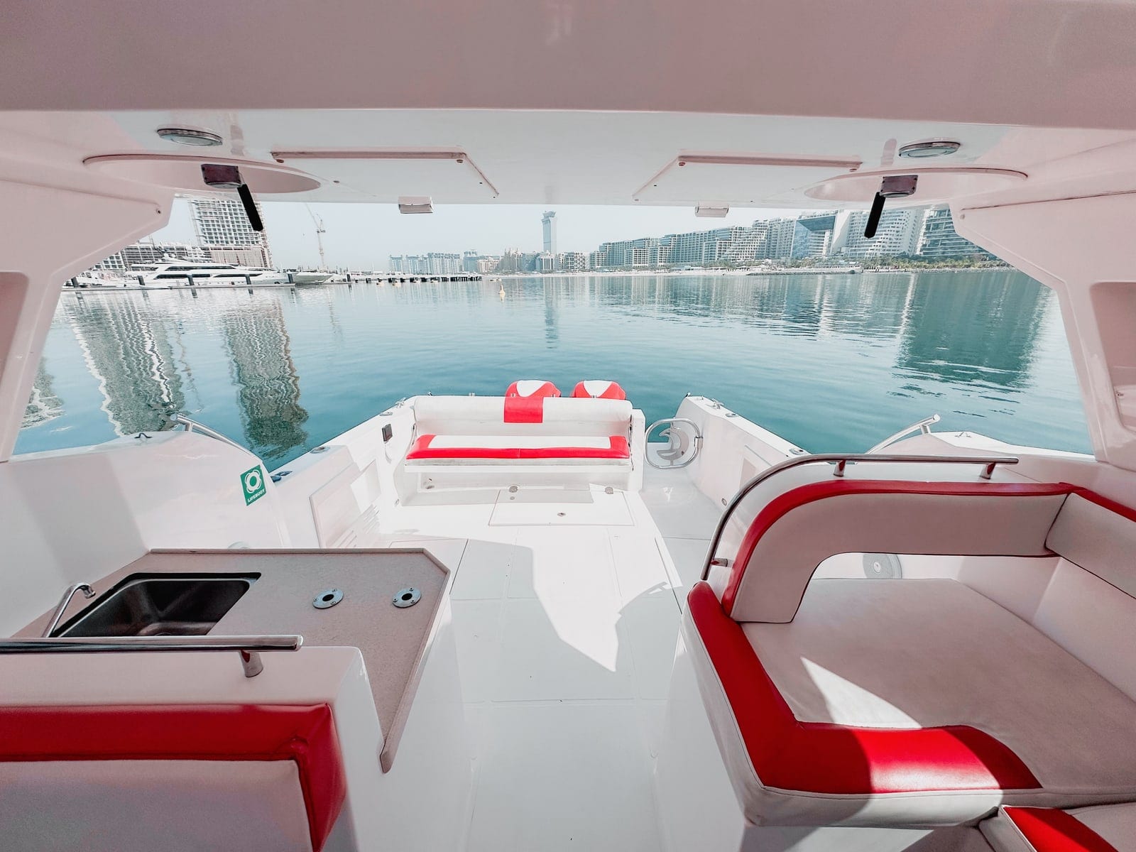 Dos, 40 ft Sportboot in Dubai — Cockpit