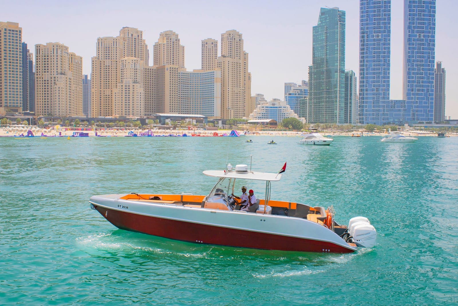 Tres, 40 ft Sportboot in Dubai — auf dem Wasser