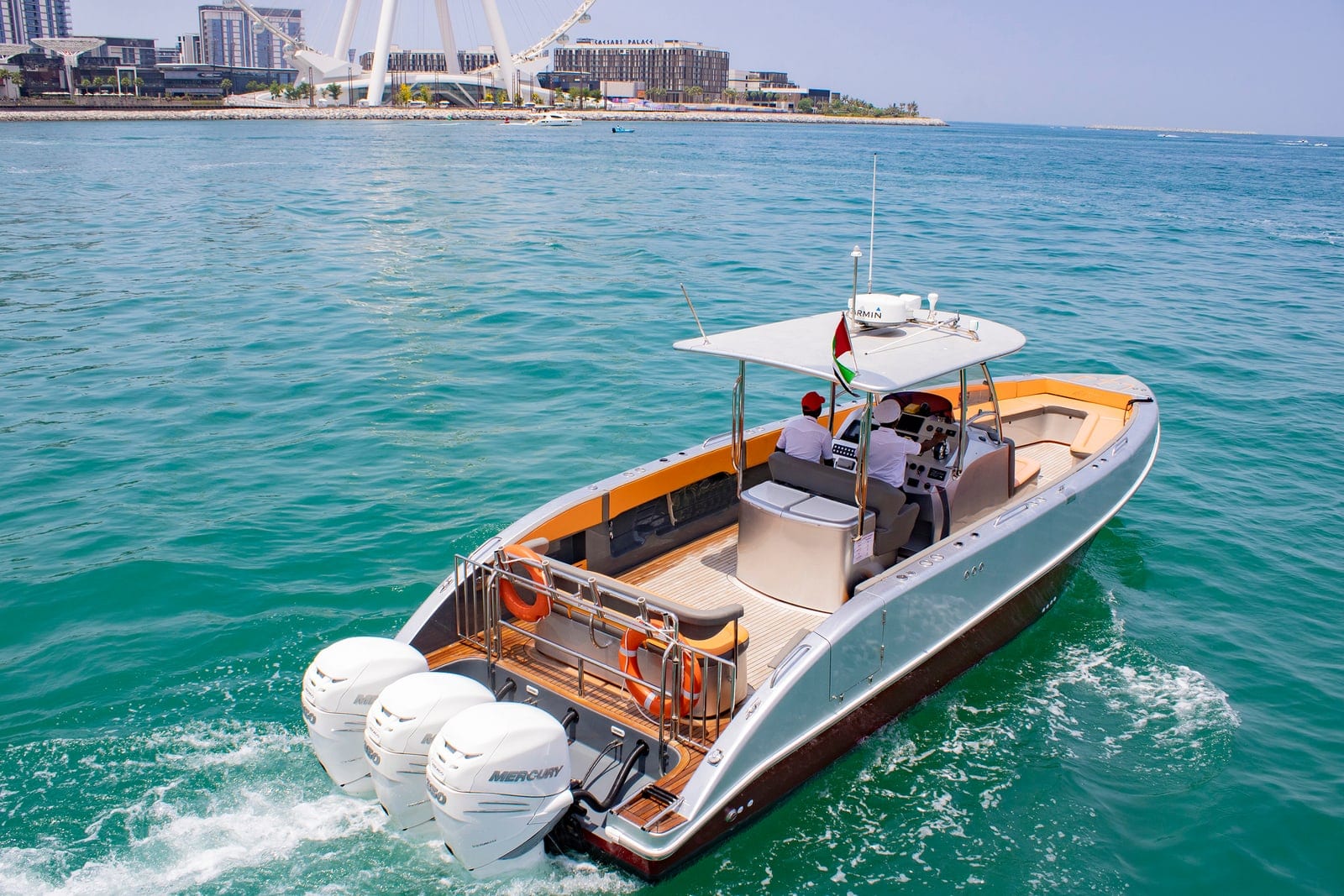 Tres, 40 ft Sportboot in Dubai — Cockpit