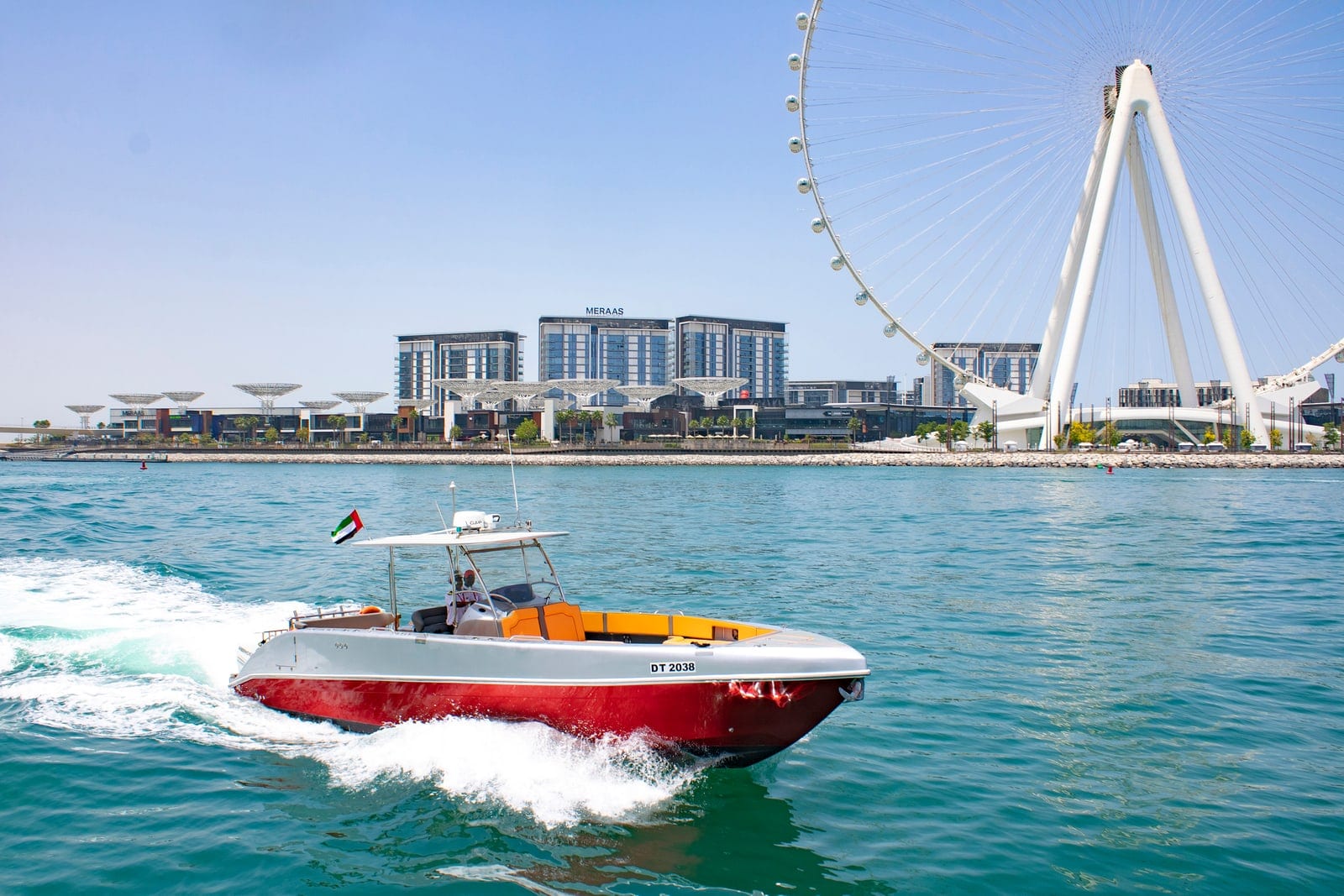 Tres, 40 ft Sportboot in Dubai — auf dem Wasser
