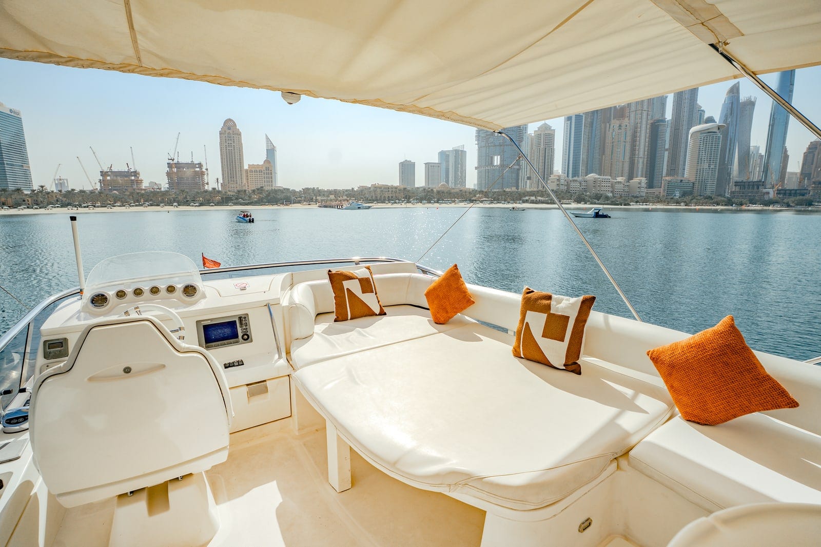 Misty, 50 ft Yacht in Dubai — Skyline-Blick vom Deck
