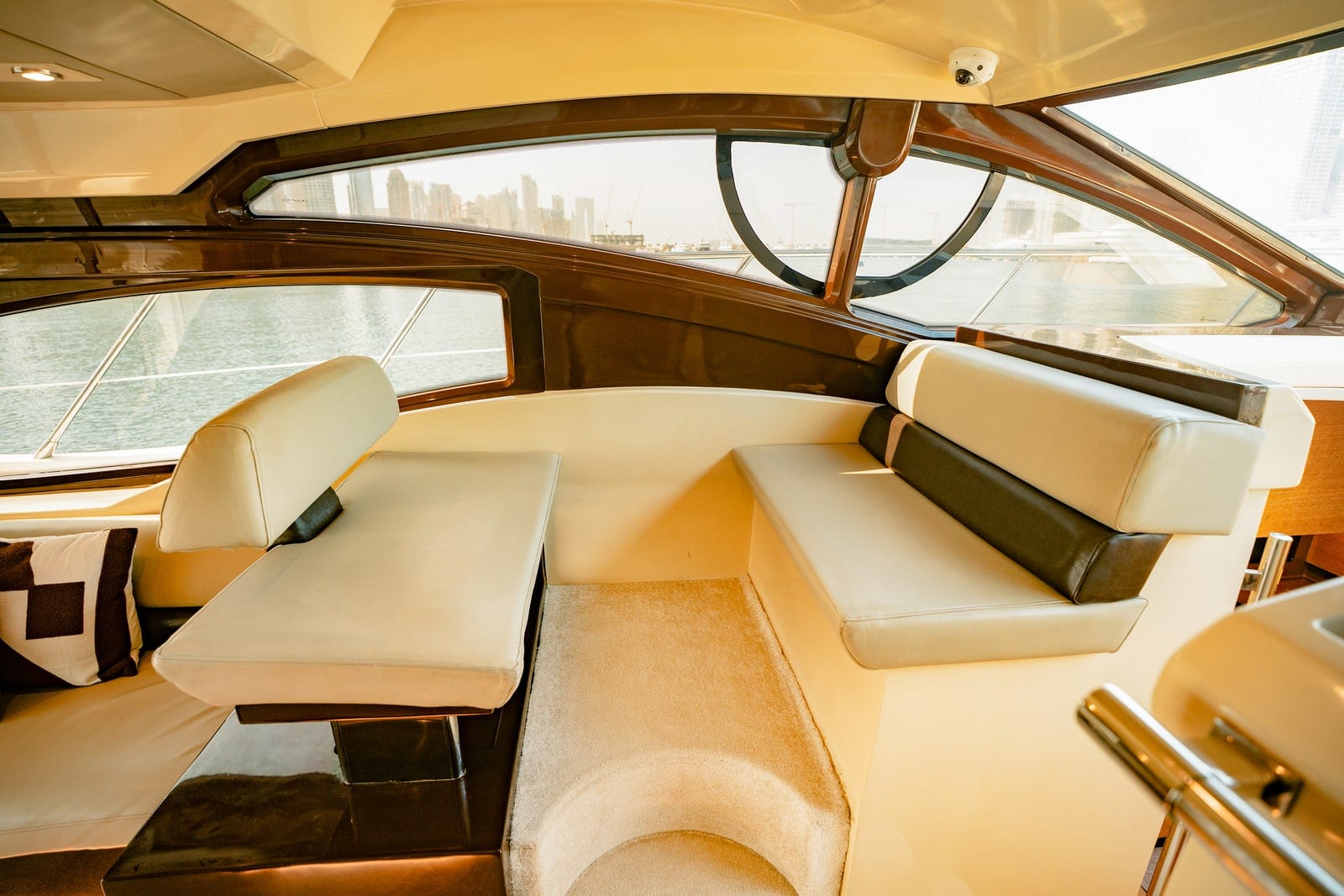 Misty, 50 ft Yacht in Dubai — Essbereich