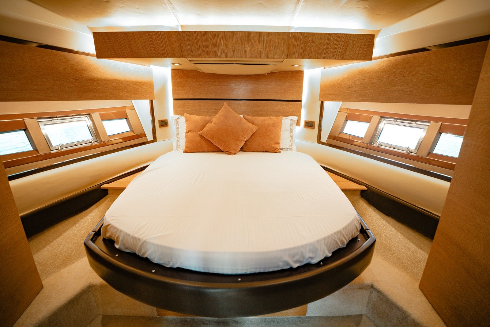 Misty, 50 ft Yacht in Dubai — Eignerkabine