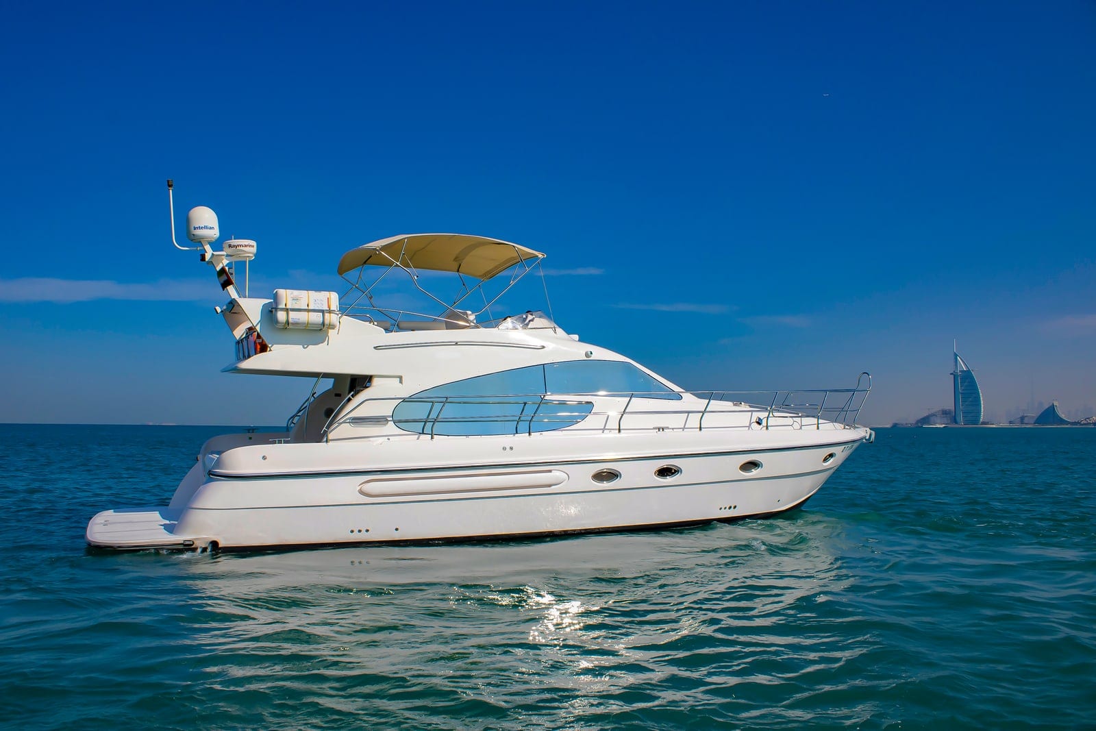 Magnum, 52 ft Yacht in Dubai — auf dem Wasser